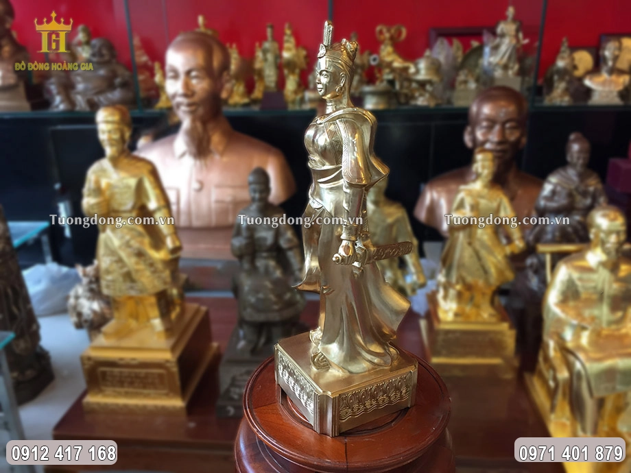 Hình ảnh nhìn nghiêng của bức tượng đồng